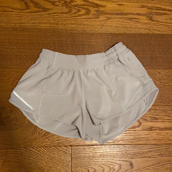 Lululemon Hotty Hot Short II 2.5” - Picture 3 of 4